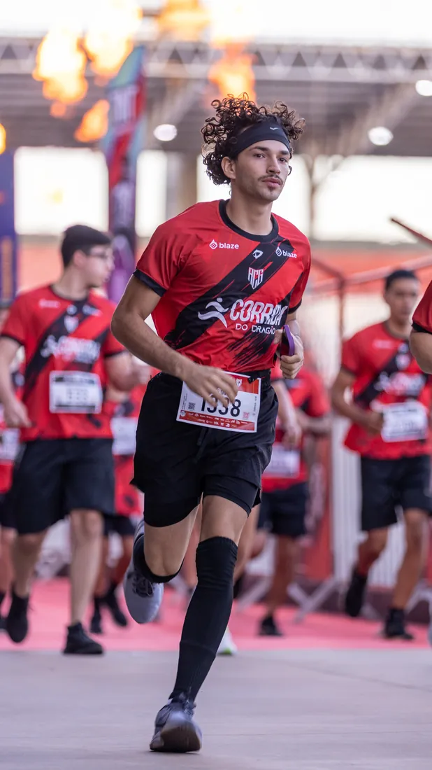 Corredora no percurso da Corrida do Dragão